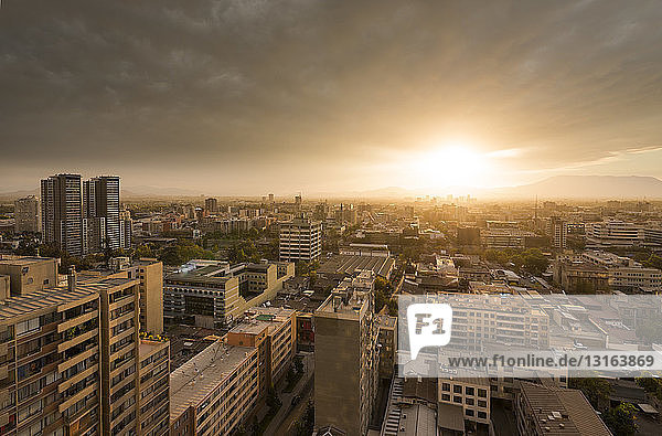 Luftaufnahme der Stadt Santiago bei Sonnenuntergang Chile