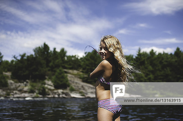 Mädchen im Bikini beim Angeln  Kings Lake  Ontario  Kanada