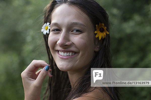 Teenagerin mit Blumen im Haar