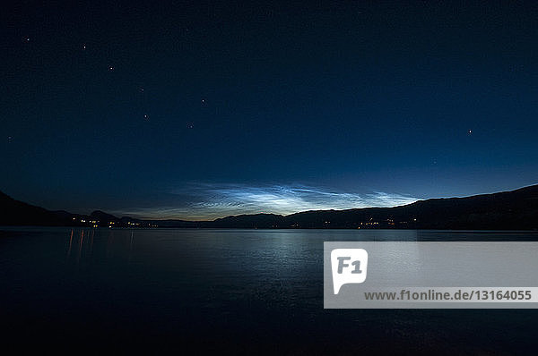 Leuchtende Nachtwolken über dem Okanagan-See bei Nacht  Penticton  Britisch-Kolumbien  Kanada