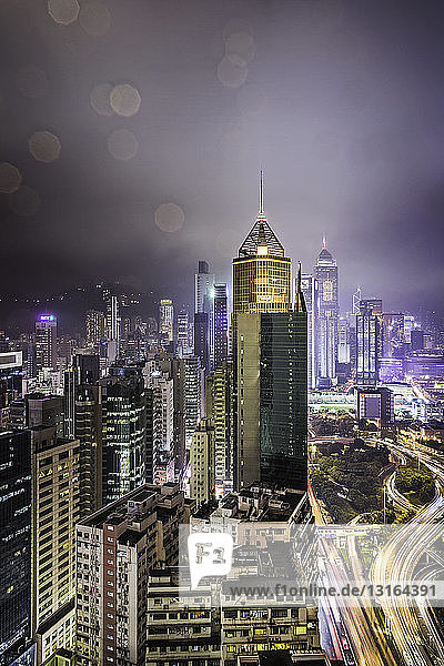Stadt und Autobahnen bei Nacht  Hongkong  China