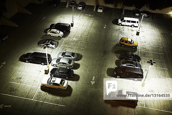 Hochwinkelansicht von Autos auf einem Parkplatz bei Nacht