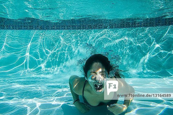 Junge Frau kämpft unter Wasser