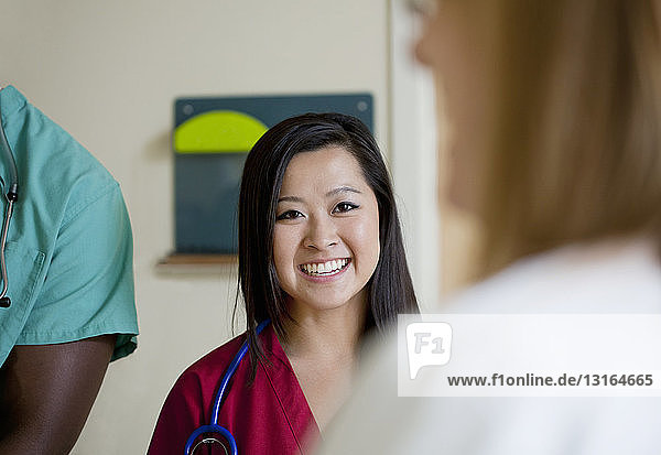 Nahaufnahme von drei Fachleuten des Gesundheitswesens