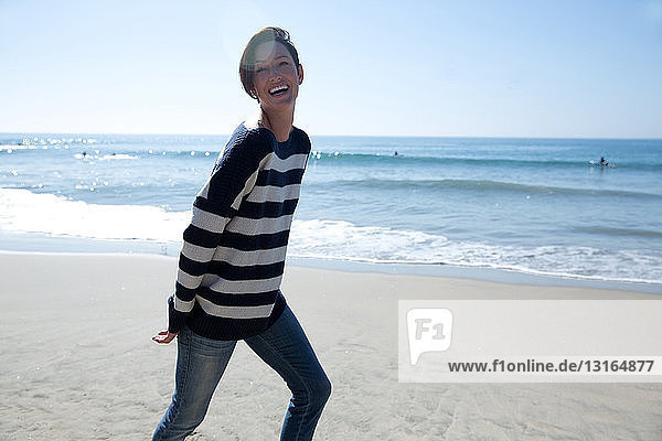 Reife Frau mit gestreiftem Oberteil  Newport Beach  Kalifornien  USA