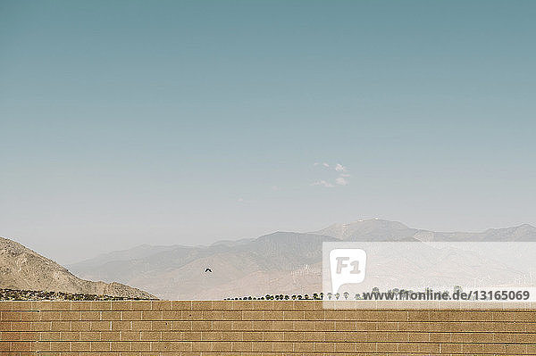Blick auf Ziegelmauer und entfernte Berge  Palm Springs  Kalifornien  USA