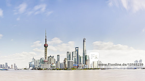 Blick auf Pudong und den Fluss Huangpu vom Bund aus  Shanghai  China