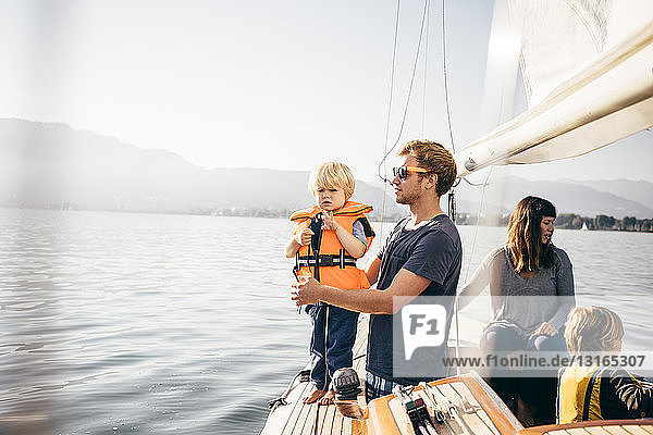 Mutter und Vater mit Söhnen auf einem Segelboot