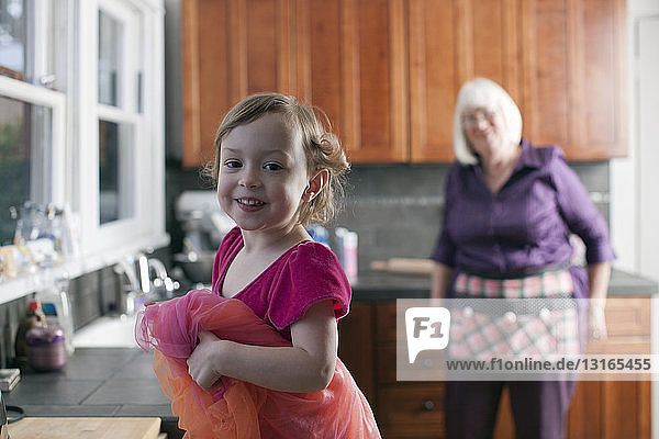 Mädchen und Großmutter stehen in der Küche