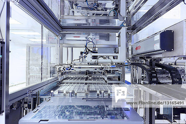 Fertigungsmaschine im Reinraum einer flexiblen Elektronikfabrik