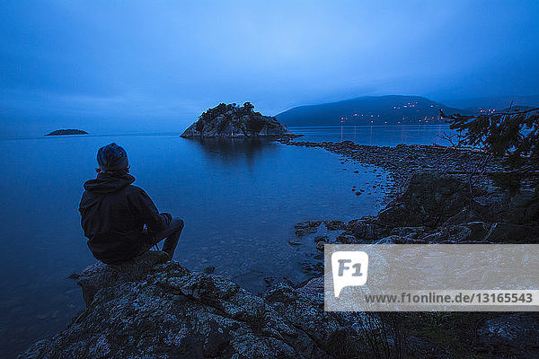 Menschensilhouette am Pazifischen Ozean  Whytecliff Park  West Vancouver  Britisch-Kolumbien  Kanada