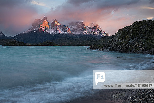 Dämmerung über dem Lago Pehoe Torres del Paine Nationalpark Patagonien Chile