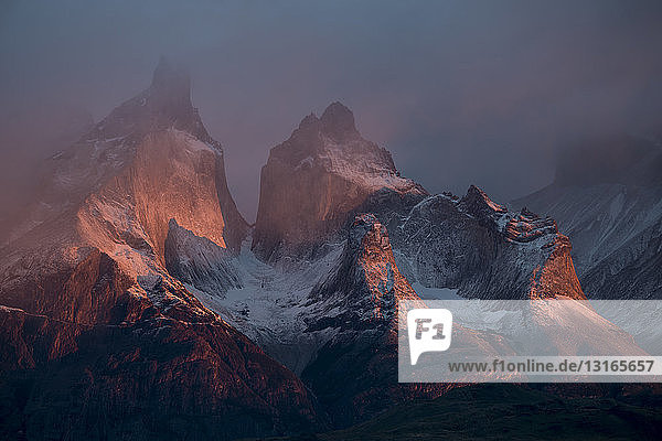 Dämmerung über dem Lago Pehoe Torres del Paine Nationalpark Patagonien Chile