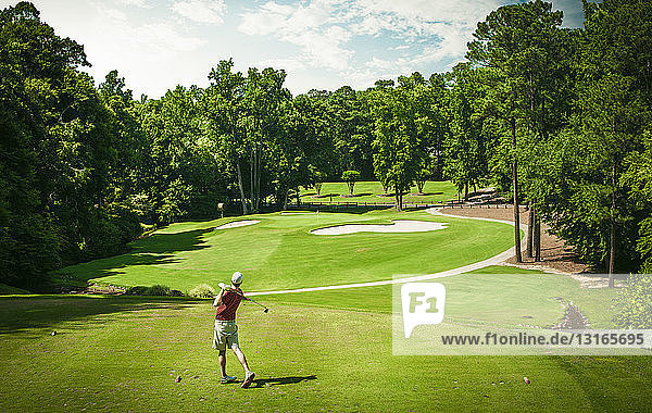 Erhöhte Ansicht eines jungen männlichen Golfspielers beim Abschlag auf einem Golfplatz  Apex  North Carolina  USA