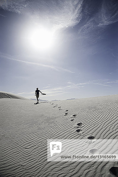 Junger Mann geht über eine Sanddüne  Weißer Sand  New Mexico  USA
