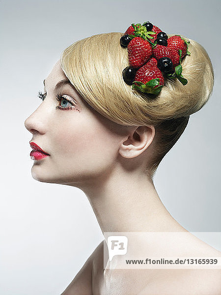Frau mit Obst im Haar