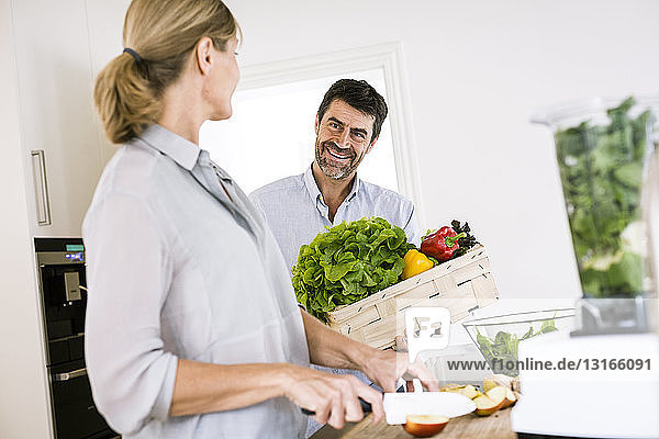 Reifes Paar bereitet Essen an der Küchentheke zu