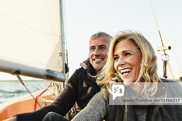 Reifes Paar auf Segelboot  lächelnd
