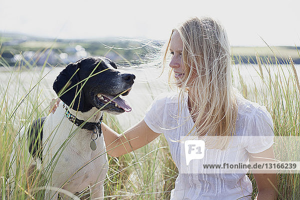 Frau mit Hund an der Küste  Wales  UK
