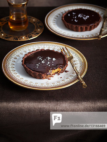 Teller mit gesalzener Schokoladen-Karamell-Torte