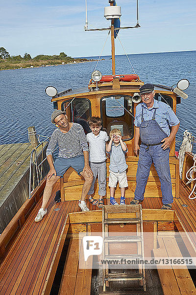 Vater und zwei Söhne mit Fischer auf Boot  Eggegrund  Schweden