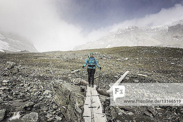 Porträt einer Wanderin auf dem Steg  Fil de Cassons  Segnesboden  Graubünden  Schweiz