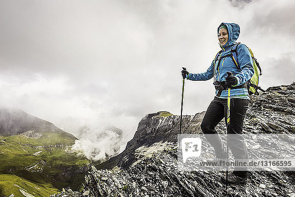 Wanderin mit Blick vom Grat  Fil de Cassons  Segnesboden  Graubünden  Schweiz