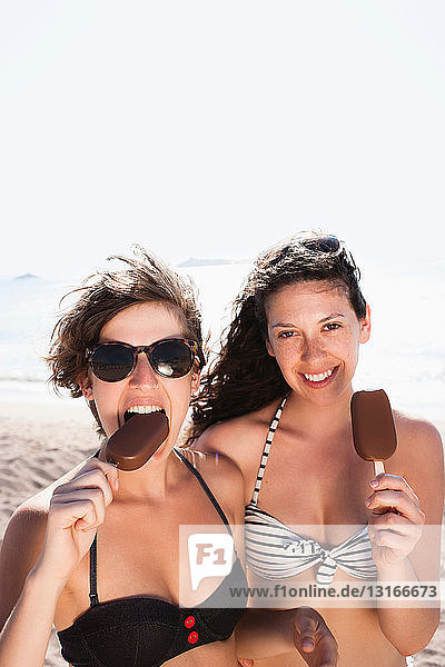 Frauen essen Eis am Strand