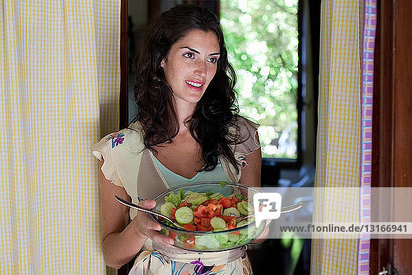 Frau hält Schüssel mit Salat