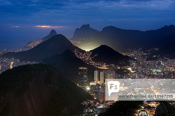 Luftaufnahme von Rio de Janeiro bei Nacht
