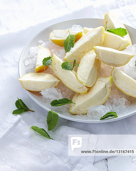Schale mit Zitronencello-Keilen auf Eis