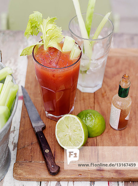 Cocktail mit Staudensellerie Limette und scharfer Sauce