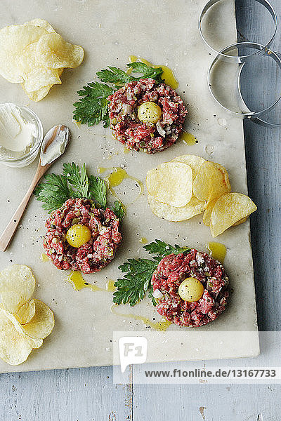 Tatarbeefsteak mit Eiern und Pommes Frites