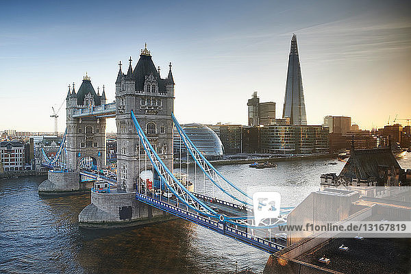 Tower Bridge und The Shard  London  Großbritannien