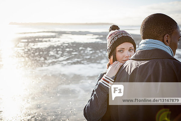 Romantisches junges Paar beim Strandspaziergang
