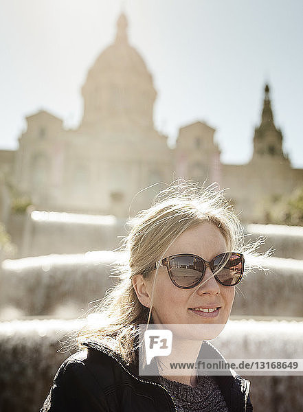 Porträt einer Frau mittleren Alters mit Sonnenbrille vor dem Kunstmuseum von Katalonien  Barcelona  Spanien