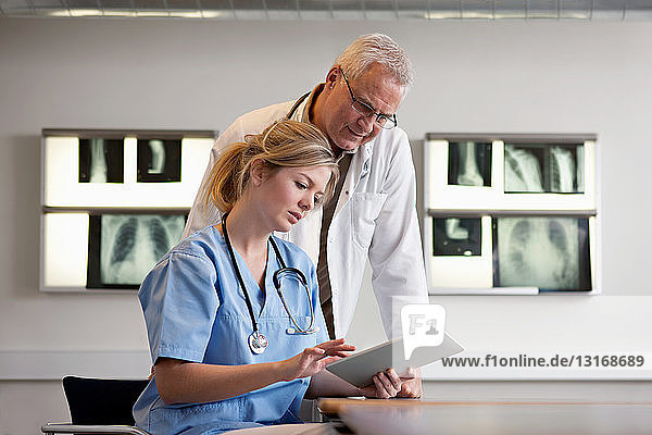 Ärzte schauen auf digitales Tablett