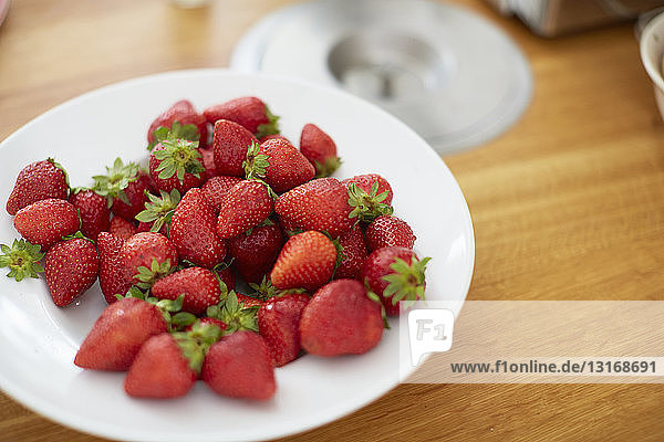 Teller mit Erdbeeren auf dem Esstisch