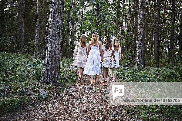 Mädchen im Teenageralter auf Waldweg