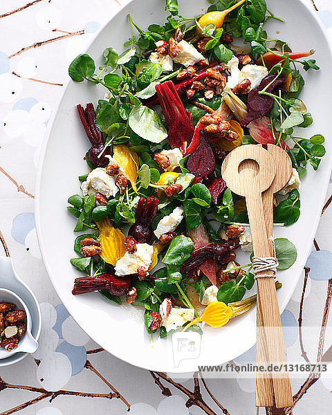 Schale mit Ziegenkäse und Rote-Bete-Salat