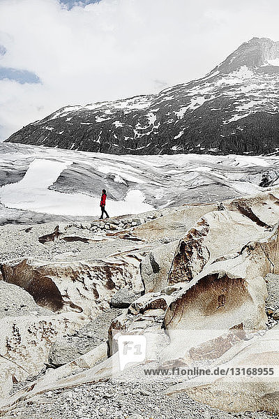 Frau wandert in Gletscherlandschaft