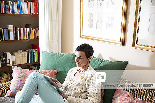 Frau liest zu Hause