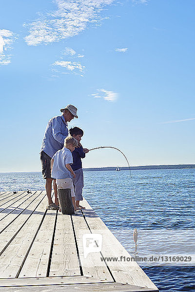 Grossvater und Enkel fischen  Utvalnas  Schweden