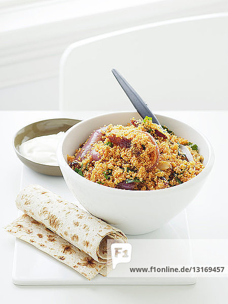 Schale mit Safran und Couscous-Salat