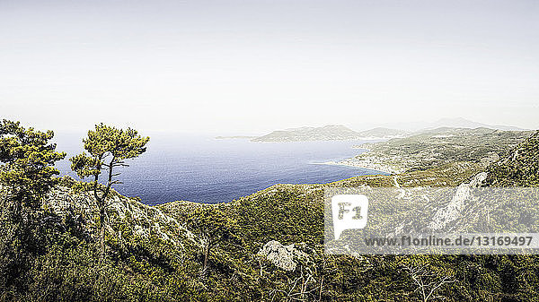 Blick auf den Strand von Vourliotes  Samos  Griechenland