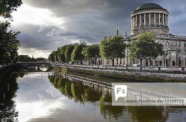 Der Fluss Liffey und die vier Gerichte  Dublin  Republik Irland