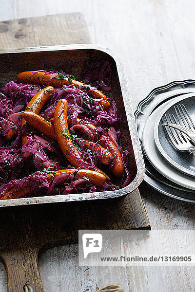 Teller mit Purpurkohl und Frankfurter Würstchen