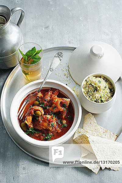Schale mit Fischtagnine mit Couscous