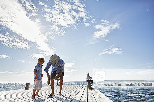 Grossvater und Enkel mit Kuaghtfisch  Utvalnas  Schweden
