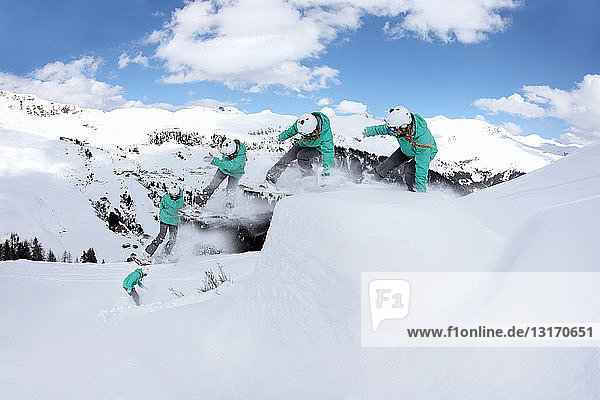 Mehrfachexposition einer jungen Frau beim Snowboarden am Berg  Mayrhofen  Tirol  Österreich